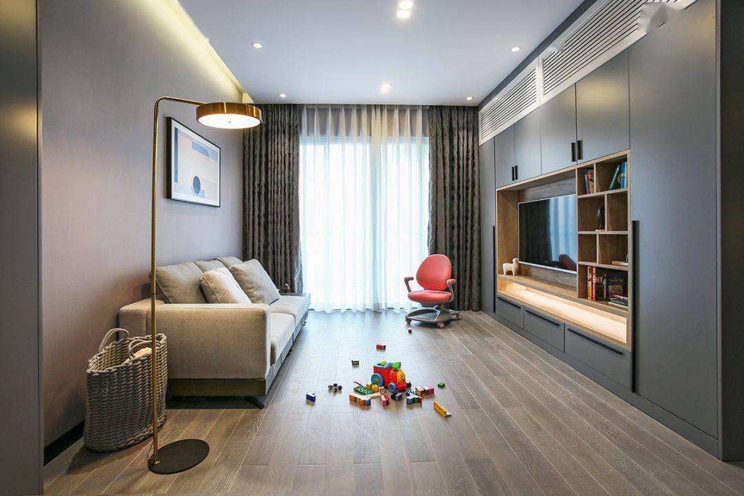 今天分享的是一套建筑面積102平米的現(xiàn)代輕奢風(fēng)三居室案例,屋主夫妻和女兒、母親一家四口人居住,整體來(lái)說(shuō)是比較緊湊的剛需三房案例,設(shè)計(jì)師以輕松、時(shí)尚的灰色調(diào)作為主色,搭配格調(diào)滿滿的木質(zhì)家具,營(yíng)造出簡(jiǎn)約、輕奢的感覺(jué)。 平面布置圖 入戶玄關(guān)和餐廳連在了一起,利用了入戶門(mén)側(cè)方的墻面來(lái)做上一整墻的柜子,把鞋柜和餐邊柜結(jié)合在一起使用,更為省空間。 復(fù)古的木質(zhì)餐桌椅到灰色調(diào)的背景,金屬質(zhì)感的吊燈,整個(gè)餐廳看起來(lái)非常有格調(diào)感。在餐桌椅側(cè)方加上隔板的設(shè)計(jì),增強(qiáng)儲(chǔ)物能力。 位于餐廳另一側(cè)的就是客廳空間了,客廳的茶幾被舍棄,中間留空方便作為孩子的娛樂(lè)區(qū),米色布藝沙發(fā)和暖灰色背景墻讓人感覺(jué)更加溫馨。 客廳的電視背景墻則是被利用起來(lái)做了收納,整墻的柜子留空電視周邊的部分區(qū)域,加上藏光之后使用更方便,看起來(lái)也更大氣。 廚房?jī)?nèi)部的櫥柜延續(xù)了客餐廳的柜子顏色,深灰色的大理石墻磚搭配灰色的啞光地磚,整個(gè)廚房看起來(lái)很有現(xiàn)代感。 臥室選擇了以藍(lán)灰色為主,在臥室頂部吊頂內(nèi)加上藏光,用吊燈、臺(tái)燈等代替主燈,讓臥室看起來(lái)更為簡(jiǎn)潔。 在主臥室里還有一個(gè)迷你的衣帽間,U字形布局的柜子把角落空間充分用上。衣帽間外的床頭柜改成了梳妝臺(tái),使用起來(lái)更加方便。 老人房選擇了榻榻米床組合衣柜和書(shū)桌的設(shè)計(jì),榻榻米的安全性會(huì)更高一些,加上一張書(shū)桌也方便屋主母親看看書(shū)。 衛(wèi)生間內(nèi)部是三角形的布局方案,鉆石形的淋浴房做在了轉(zhuǎn)角處,兩側(cè)擺放洗手臺(tái)和馬桶。洗手臺(tái)上方的鏡柜做了藏光的設(shè)計(jì),看起來(lái)更時(shí)尚。 今天分享的是一套建筑面積102平米的現(xiàn)代輕奢風(fēng)三居室案例,屋主夫妻和女兒、母親一家四口人居住,整體來(lái)說(shuō)是比較緊湊的剛需三房案例,設(shè)計(jì)師以輕松、時(shí)尚的灰色調(diào)作為主色,搭配格調(diào)滿滿的木質(zhì)家具,營(yíng)造出簡(jiǎn)約、輕奢的感覺(jué)。 平面布置圖 入戶玄關(guān)和餐廳連在了一起,利用了入戶門(mén)側(cè)方的墻面來(lái)做上一整墻的柜子,把鞋柜和餐邊柜結(jié)合在一起使用,更為省空間。 復(fù)古的木質(zhì)餐桌椅到灰色調(diào)的背景,金屬質(zhì)感的吊燈,整個(gè)餐廳看起來(lái)非常有格調(diào)感。在餐桌椅側(cè)方加上隔板的設(shè)計(jì),增強(qiáng)儲(chǔ)物能力。 位于餐廳另一側(cè)的就是客廳空間了,客廳的茶幾被舍棄,中間留空方便作為孩子的娛樂(lè)區(qū),米色布藝沙發(fā)和暖灰色背景墻讓人感覺(jué)更加溫馨。 客廳的電視背景墻則是被利用起來(lái)做了收納,整墻的柜子留空電視周邊的部分區(qū)域,加上藏光之后使用更方便,看起來(lái)也更大氣。 廚房?jī)?nèi)部的櫥柜延續(xù)了客餐廳的柜子顏色,深灰色的大理石墻磚搭配灰色的啞光地磚,整個(gè)廚房看起來(lái)很有現(xiàn)代感。 臥室選擇了以藍(lán)灰色為主,在臥室頂部吊頂內(nèi)加上藏光,用吊燈、臺(tái)燈等代替主燈,讓臥室看起來(lái)更為簡(jiǎn)潔。 在主臥室里還有一個(gè)迷你的衣帽間,U字形布局的柜子把角落空間充分用上。衣帽間外的床頭柜改成了梳妝臺(tái),使用起來(lái)更加方便。 老人房選擇了榻榻米床組合衣柜和書(shū)桌的設(shè)計(jì),榻榻米的安全性會(huì)更高一些,加上一張書(shū)桌也方便屋主母親看看書(shū)。 衛(wèi)生間內(nèi)部是三角形的布局方案,鉆石形的淋浴房做在了轉(zhuǎn)角處,兩側(cè)擺放洗手臺(tái)和馬桶。洗手臺(tái)上方的鏡柜做了藏光的設(shè)計(jì),看起來(lái)更時(shí)尚。